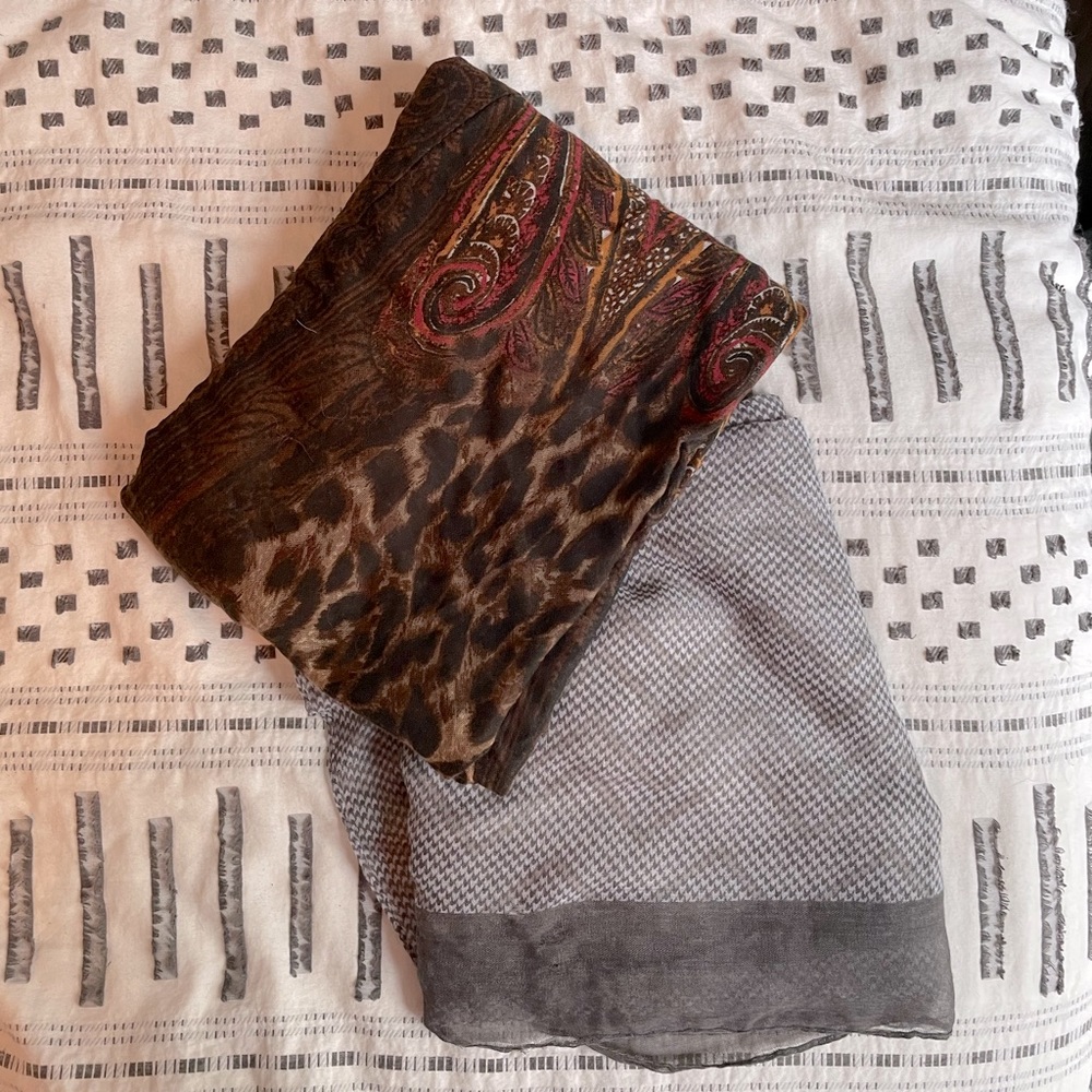 10/$10 CLEARANCE 🍁 Set of 2 brown toned scarves
